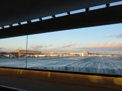 定刻より２０分早く東京・成田空港に到着しました。
サテライトから動く歩道で余韻に浸りました。