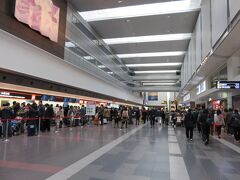 最速達の“空港快速”に乗れたおかげで浜松町から第一ターミナルまで１７分で到着しました。
空港内は年越しを地方で過ごす方で混雑していました。