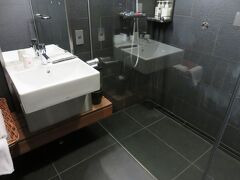 保安検査を済ませサクララウンジへ。
ラウンジ内にあるシャワーをお借りしてスッキリします。