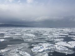 待ちに待った流氷見学♪♪
近年流氷は減ってしまっているそうで、これでも少ない方らしい。。
そう言われてみれば昔見た映像より氷が小さいような。
