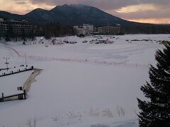 ホテルの部屋からの風景。
凍っとる・・・。

露天風呂にて、濡れた手拭いを振り回して凍らせて遊んだ。
しばらくして髪を触ると髪が凍っていた。

楽しかったー♪