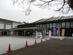 盛岡駅からレンタカーで向かったのは、「盛岡歴史文化館」です。「岩手公園地下駐車場」の上です。
ここで盛岡の歴史を勉強しましょう。何故だか、ここには黒田官兵衛の兜がありますよ。
ここで１００名城スタンプをＧＥＴ。