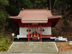 ホテルを後に、田沢湖畔の「御座石神社」へ。
たつこ姫が飲んだという御神水が湧いているそうですが、見逃しました。