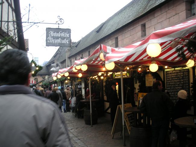 昼前に家をでて、ニュルンベルグまで車で２時間弱でした。駅近くの駐車場に停めて、クリスマスマルクトの広場まで歩きました。広場に向かう道すがらも多くの出店がありました。