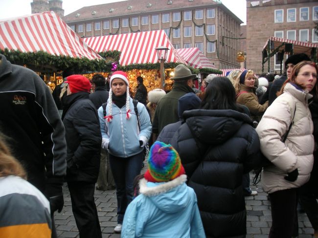 マルクトのエリアは人でごった返しています。