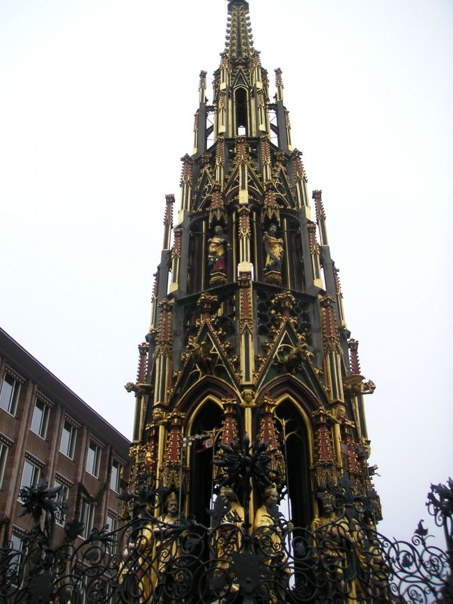 中央広場にある美しの泉です。この泉に付いている輪を３回回すと幸運になる、または、もう１度ニュルンベルグに戻ってくることが出来ると言い伝えがあります。