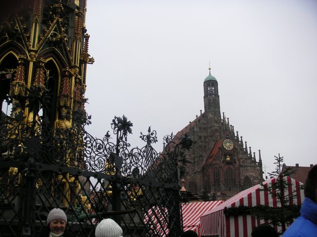 中央広場に建つ聖母教会が後ろに見えます。