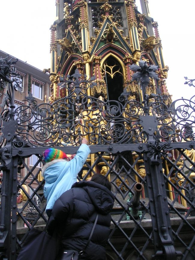 娘が泉に付いている輪を３回回すのに家内に抱っこされてトライしました。