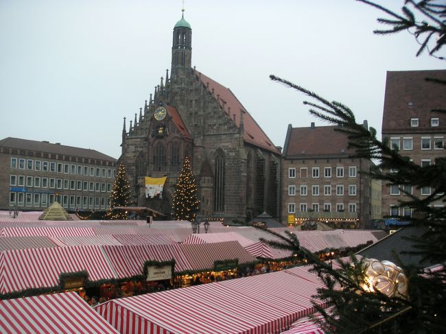 広場には出店のテントが一杯です。