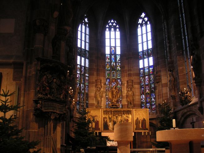 聖母教会内部。