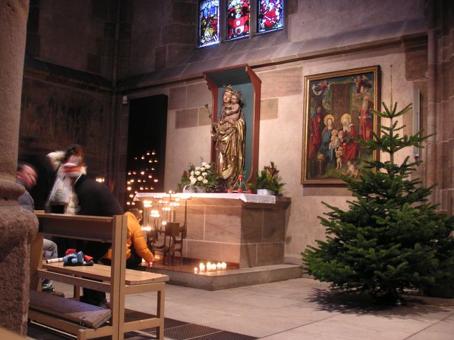 聖母教会内部。