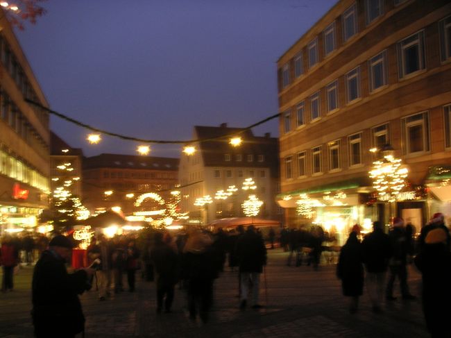 途中でカフェで温かいものを食べて飲んで、、、もう日が沈みかけています。