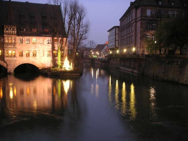 水面に移る灯がきれいです。
