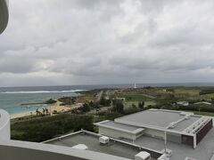 ホテルに到着しました。
部屋からの眺めです。
ホテルの隣に（２００メートル位）お菓子御殿　読谷村店がありました。

お腹も空いてたので、夜に食べるケーキを買ってチェックインします。