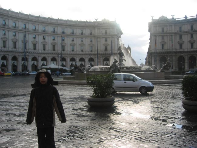午後、ローマに付きました。空港からホテルまでタクシーで移動し、少しゆっくりして、その後、雨でしたが出かけました。