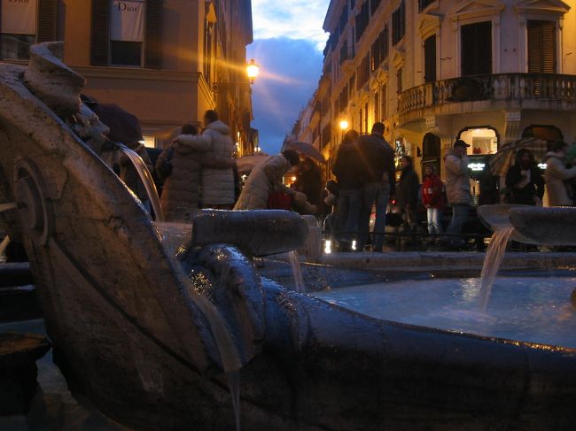 スペイン広場の下の泉<br />その後、レストランで食事してホテルに戻りました。