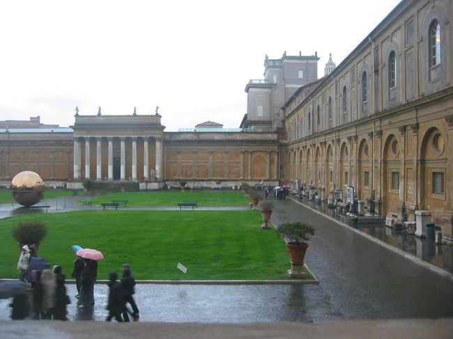 翌朝、雨だったのでバチカンに行くことにしました。早めにいかないとバチカン博物館は並ぶと聞いたので8時ごろホテルを出ました。写真はバチカン美術館内の広場です。