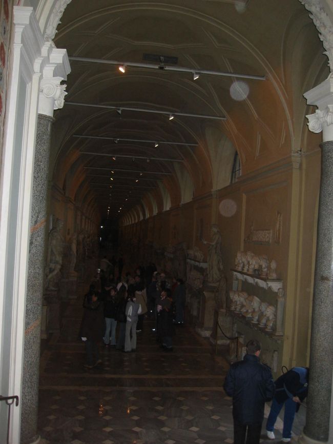 内部はどの通路も装飾品、美術品が一杯でした。