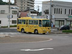 安来駅に到着です。コミュニティバス米子線に乗って市立病院前まで。月山富田城を目指します。やってきたバスの車体一面に絵が。子供たちの作品でしょうか。