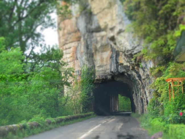 断崖の迫る川沿いをくねくね。<br /><br />相変わらずお天気はすっきりしませんが<br />今晩の宿泊地、ロカマドゥールへ向かいます。<br /><br /><br /><br />