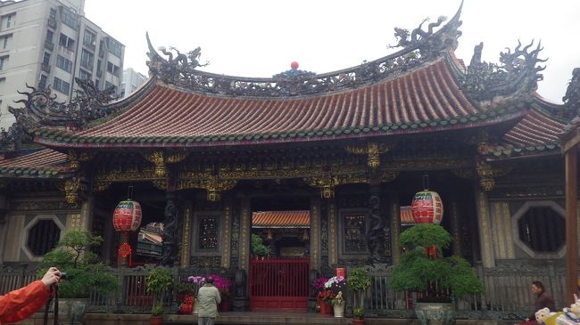 最初は龍山寺。日本の寺と違って派手ですね。<br />