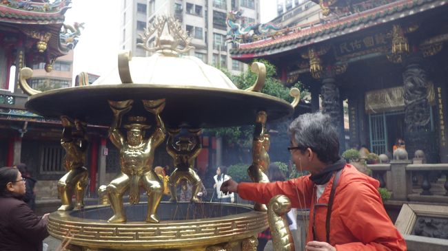 お線香を3本もらってお参りします。お線香は無料です。ｶﾞｲﾄﾞさんに教えてもらい、お線香を立てながら、見学したり、お参りしたり。<br />