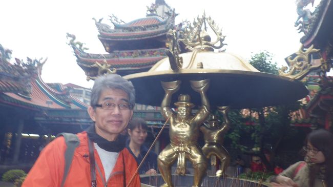 この金色の屋根を支えている人は、オランダ人なんだと。<br />昔、オランダ人にいやな目にあわされたから、オランダ人にいやな仕事をさせていると言う意味らしい。