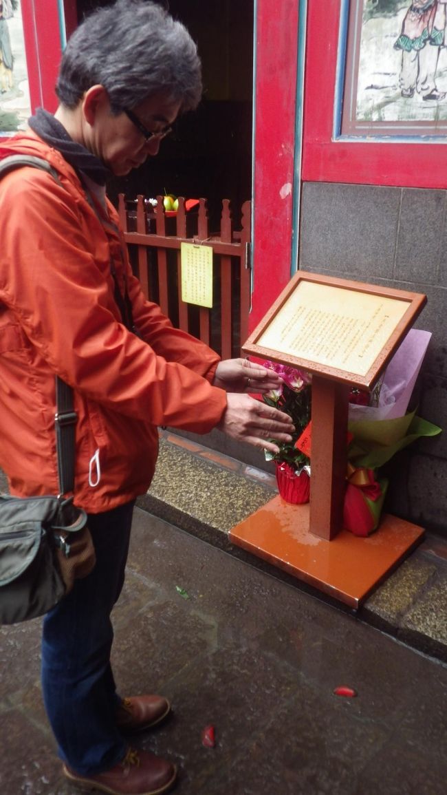 縁結びの神様のところに、赤い紐があり、ほしい人は、三日月の赤い木片に念じてから地面に落とし聖杯が出たら、赤い紐をもらってよいとか。<br />既婚者ですが、甥っ子のためにもらっていこうかとやってみました。<br />私も主人も聖杯がでずにもらえず。残念。