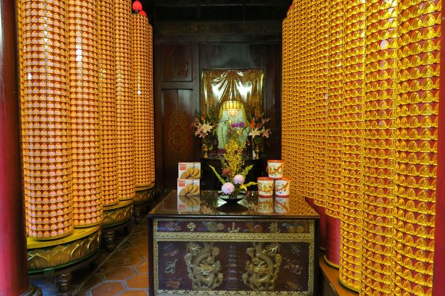 光明灯。<br />「お供えした光で自分の人生を照らしてもらいたい、光に導かれながら自分の進路を切り開き、神様に守られている」という意味があるらしい。<br />ここに光をともすのに順番待ちだそうです。<br />多分この光明灯をともすためのお金がお寺の収益なのかな〜。