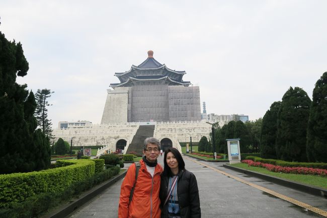 次は中正紀念堂です。外壁工事中でした。<br />