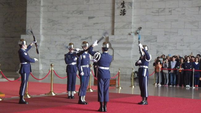 衛兵交代式を見ました。衛兵は交代するまで、瞬きもしないそうです。