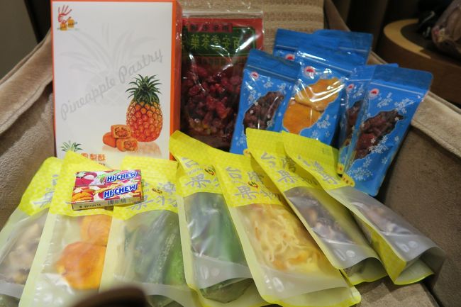 総合土産物店に連れて行かれました。店員がついてくるので、義理でパイナップルケーキを1箱購入しました。<br />買うまでついてくるから。<br />写真の一番奥の箱です。<br />手作りのパイナップルケーキだとかで、480元だった。結構するよね。<br />ツアーで一番苦痛な時間です。<br />まあ、仕方ない。