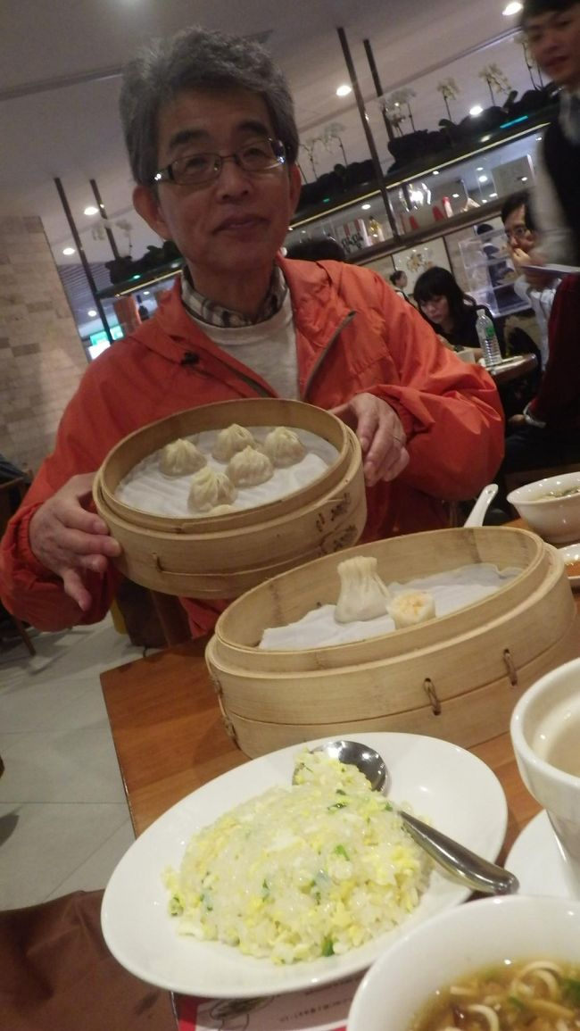 ツアーで決められた食事9品をいただきました。<br />小籠包、蒸し餃子2種類、焼売、サンラータンスープ、ほうれん草の炒め物、卵焼飯、餡入り小籠包でした。<br />小籠包は美味しかった。ほうれん草の炒め物、焼飯はやさしい味付けでした。<br />台湾に行ったら、鼎泰豊には行きたいと思っていたので、無料ツアーに入っていたのでよかった。<br />二人で9品は頼めないので、これはツアーでよかったかな。<br />