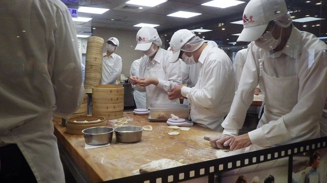 小籠包を作っているところが見れます。