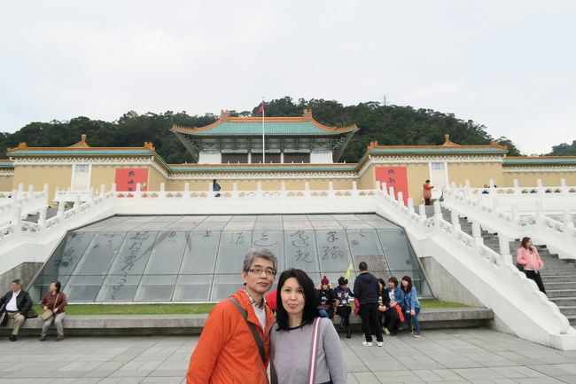 次は故宮博物館です。<br />広くて、人が多かった。<br />ツアーだったためか、並ばすに入れました。<br />とにかく、名宝がたくさんあるようで、その中でもｶﾞｲﾄﾞさんが見るべきものをチョイスして効率よく案内してくれました。<br />ｶﾞｲﾄﾞさんがいなかったら、何を見てよいかわからず、時間だけが過ぎていったと思います。<br />私は「へーすごいね」くらいだけど、歴史好きで想像力のある主人は、歴史から当時を思い浮かべ感動するようです。<br />私ももっと歴史を勉強していればよかったかな〜。<br />翡翠白菜が有名ですが、南のほうに貸しているとかで、見られませんでした。<br />地下にお土産物屋があり、翡翠白菜と肉の置物を記念に購入しました。<br />200元でした。