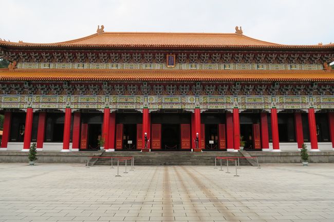 次は忠烈祠。<br />戦死者の霊を祀ってある所で、日本で言う靖国神社みたいなところです。<br />