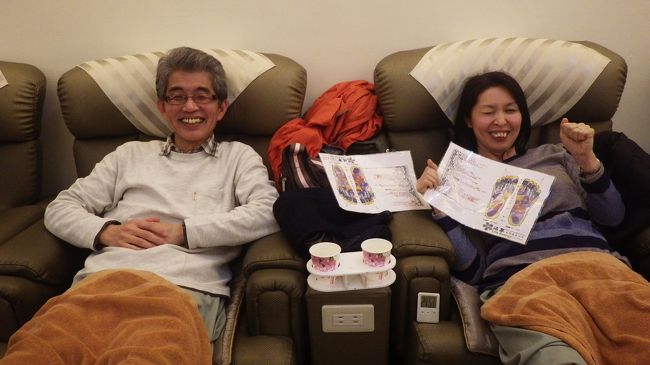 足裏マッサージ40分550元をお願いしました。<br />足湯10分している間に、肩・頭のマッサージをしてくれます。<br />それから足裏マッサージ。<br />痛いところがあって、「痛い　痛い」と言っても、手を緩めることなく続けます。<br />でも、終わってからは、とても足が軽く体が温かくなった感じがして、気持ちよかった。<br />タイやベトナムで受けたものより本格的な感じがしました。<br />途中で店員さんが写真を撮ってくれます。<br />撮るときに、わざと痛いところをマッサージしてきます。<br />まあ、サービスでしょう。