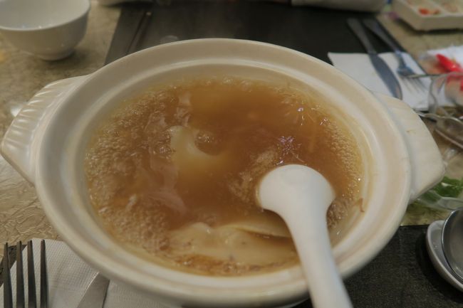 前菜3種類、フカヒレ、鮑、焼飯、プリン、コーヒーでした。<br />前菜は美味しくなく、食べれなかった。<br />フカヒレは、とにかくたくさんありました。味は日本の中華屋のほうが美味しい。<br />フカヒレの量に満足しました。