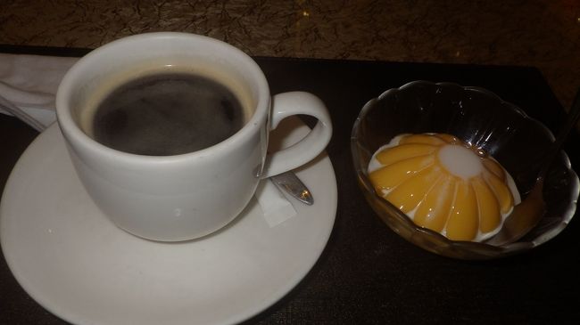 プリンはマンゴープリンの色をしていたので、マンゴープリンだと言ったら、店員さんに卵プリンといわれました。<br />カラメルのかかっていない普通のプリンでした。<br />