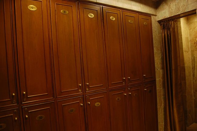 プールとスパの更衣室は一緒ですがロッカーは分けられていてスパ用のロッカーはガウンとスリッパが入っていてすべてのロッカーにミネラルウォーターが入っています。<br />朝早く来過ぎたのかスパのフロントにスタッフがいなくて鍵がもらえなかったのでロッカーが使えず電話してもなかなか来てもらえなかったのでプールに清掃に来たスタッフに言って鍵を頂きました。