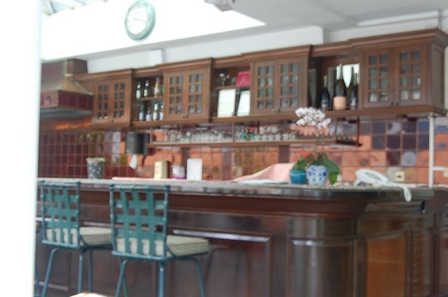 プールのバー。希望しておけばこちらでも朝食が頂けます。