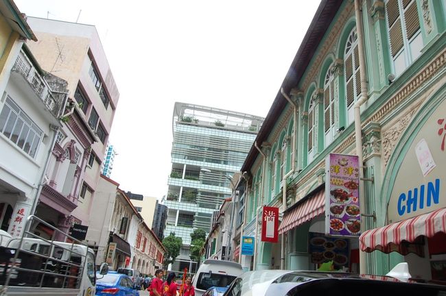 プラナカンな建物も見えます。