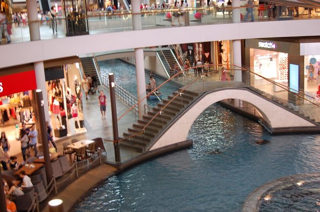 MRTマリーナベイで乗り換えてベイフロントで下車<br />改札出たらショップに<br />18時きてないのでまだ明るいからガーデンズバイザベイへと思っていたのですがショッピングにお嬢は夢中になりボタニックガーデン見たからいいと言い出す始末。ショッピングを楽しむらしい。