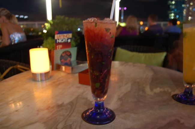 ミントの入ったカクテルきれいです。