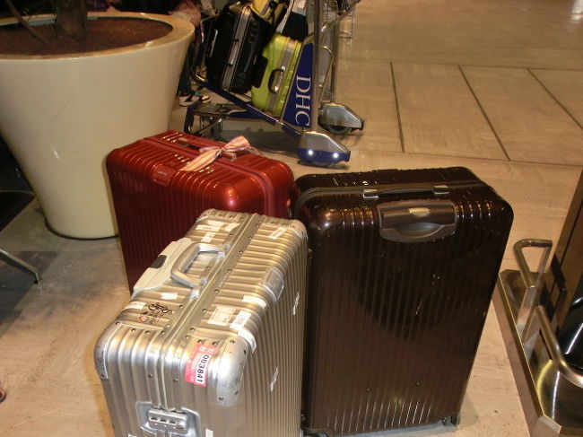 成田空港で３人のリモワでパチリ。<br />色違いですが、３人共同じ大きさのリモワです。<br />リモワ３姉妹誕生（笑）