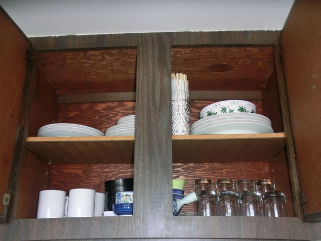 お皿やコップなどありました。