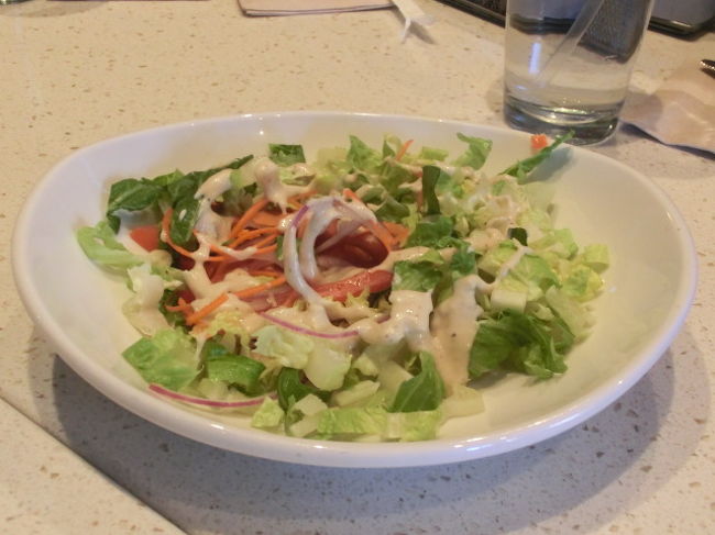 ハンバーガーとセットで、サラダ、コールスロー、ポテトと３つのうちひとつ選べます。<br />３人なので３種類にしました。。<br />こちらはちなみサラダ。