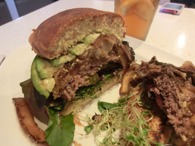 せっかくなので、断面図。<br />一応、バンズがシャバシャバにならない具材をチョイス。<br />大正解。<br />めちゃくちゃ美味しかったです。