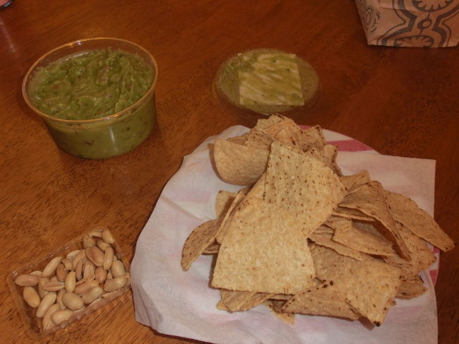 大好きなワカモレも一緒に。<br />ハンバーガーを食べたのが、昼過ぎなのと、パンチがすごかったので、初日の夜はこんな程度にすませちゃいました。<br />１日あっと言う間に終了。