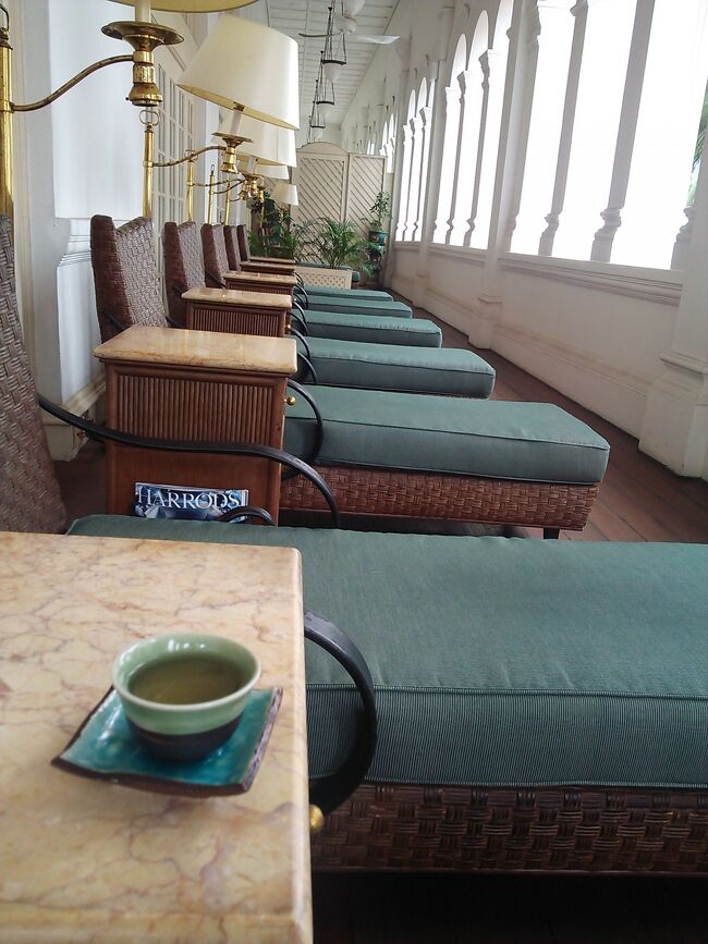 私は10時にスパを予約していたので1時間のRaffles Aromatherapy Massage(ラッフルズ　アムリタ　アロマセラピーマッサージ）を受けて<br />スパの前にも頂いたのですが、スパの後にもジンジャーティーをスパ専用のテラスで頂けました。<br />このジンジャーティーがとても美味しかったのでショップで購入できるか聞いてみたのですがオリジナルブレンドで販売してないとの事でした。